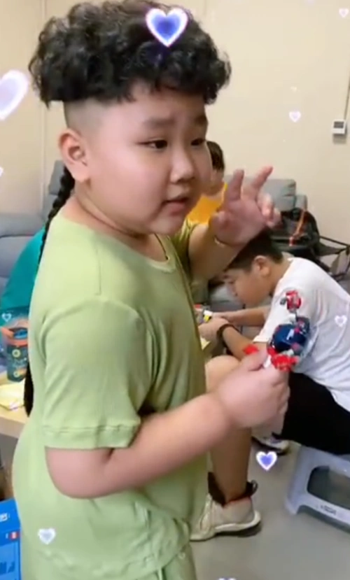 郭德纲6岁小儿子近照换发型,啤酒肚抢镜,低头痴迷玩平板坐姿豪放