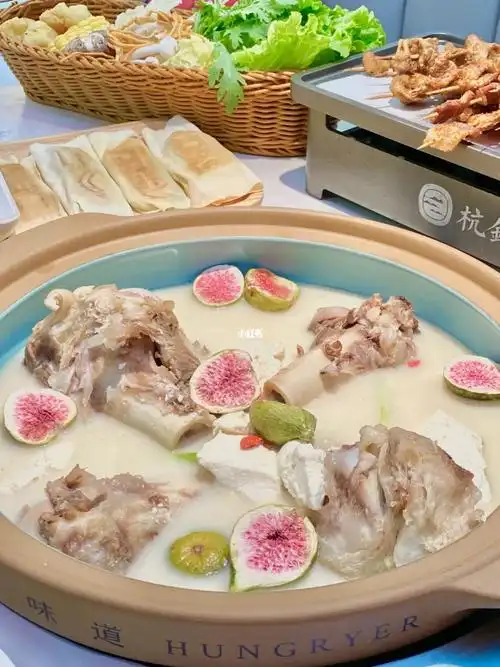你见过豆花筒骨汤里放无花果的火锅吗