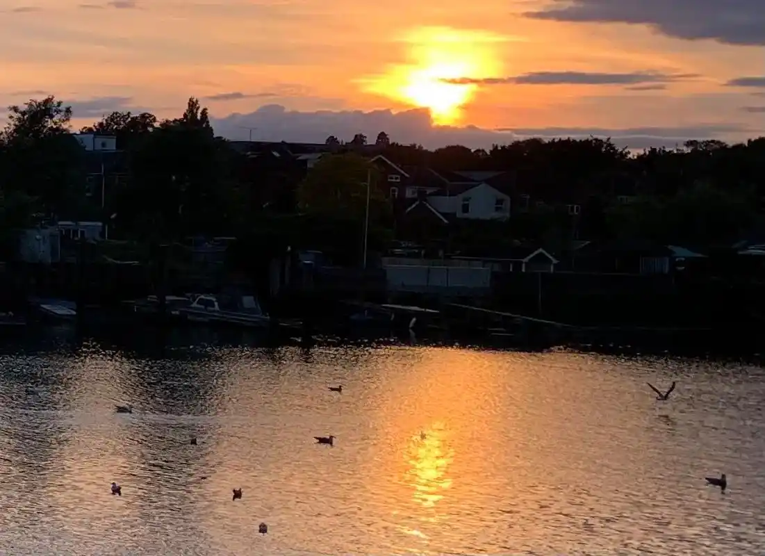 海滨落日.#落日余晖映晚霞一抹夕阳美如画 #傍晚的南安普敦 - 抖音