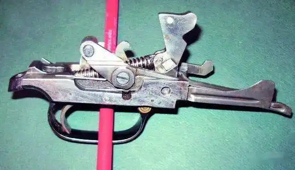 发射机组件为模块化设计,其被一个螺钉牢牢地固定在机匣内部,这个螺钉