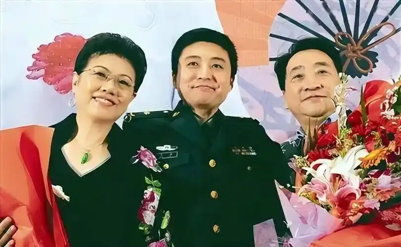 周炜与妻子八一建军节穿军装拍写真庆祝节日,49岁周炜头发全白了