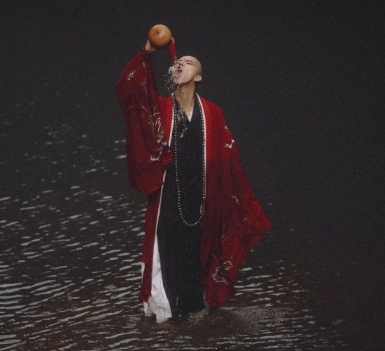 抖音禁欲红衣"和尚",一改风格,青衣出镜,网友:依旧令人癫狂