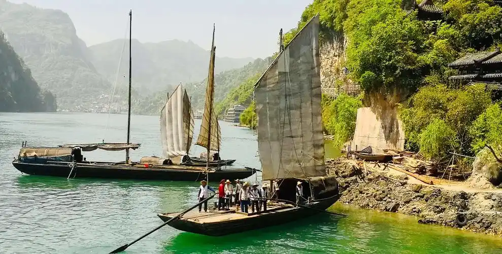 清江画廊景区:位于湖北省宜昌市长阳土家族自治县境内,涵盖从隔河岩