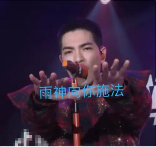 雨神萧敬腾唱《王妃》肩扛话筒狂转6圈,在舞台上他为什么狂喝水