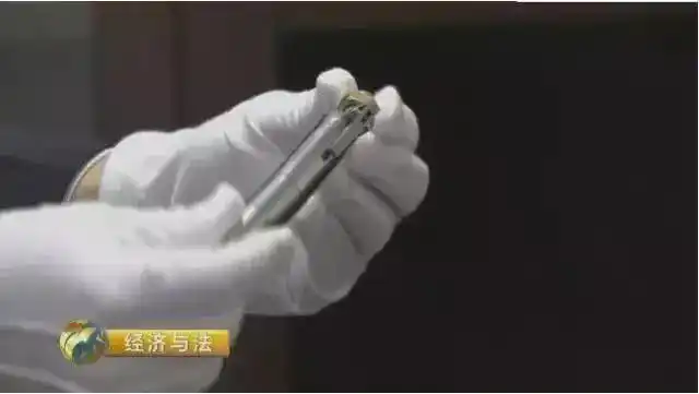 为了安全起见,民警找来几枚发令枪子弹,并装上了橡皮弹头,对这只钢笔