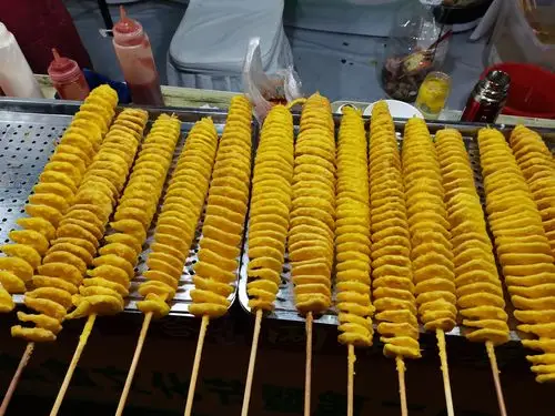 盐皮蛋味道特别好,我越逛越饿,这一大串一大串土豆片也充满了诱惑力