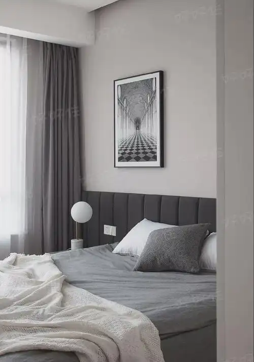 主卧的艺术墙面选用的是比银灰色稍深一些的烟灰,充满了高级感.