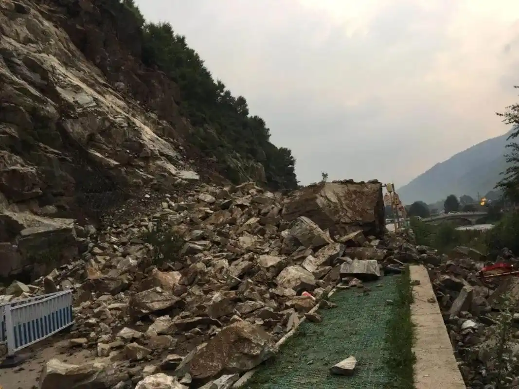忻州:突发!受强降雨天气影响,五台山景区出现山体滑坡!(视频)