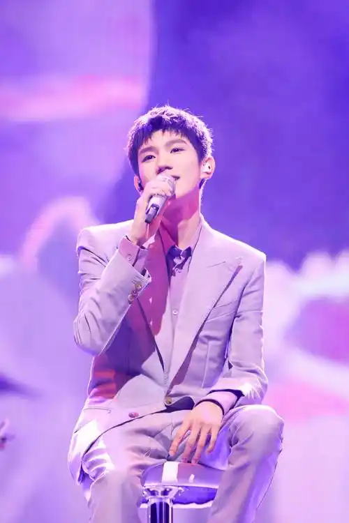 谭伊哲更博分享王源五四行程,唱完《姑娘》的源哥躲起来练这个?