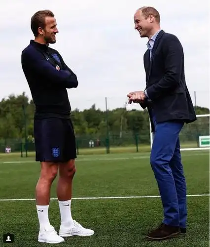 凯恩今年也是24岁,身高1米88这种事,跟王子同框都没在怕的(虽然我不想