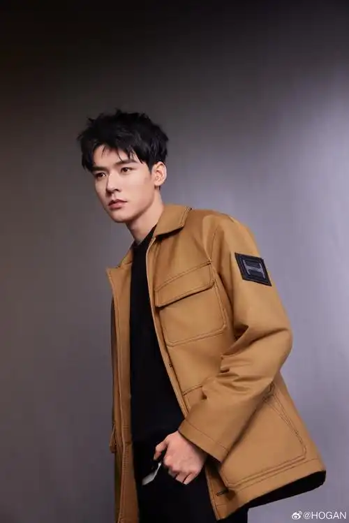 型格底片放映中,加更呈现#hogan全球代言人龚俊#@龚俊simon广告大片