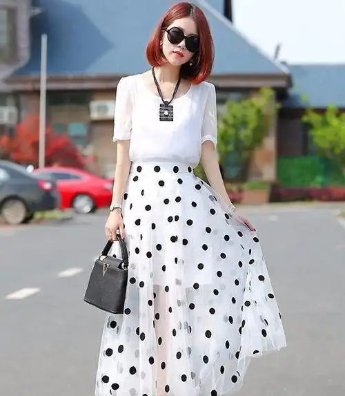 白色波点半身裙搭配