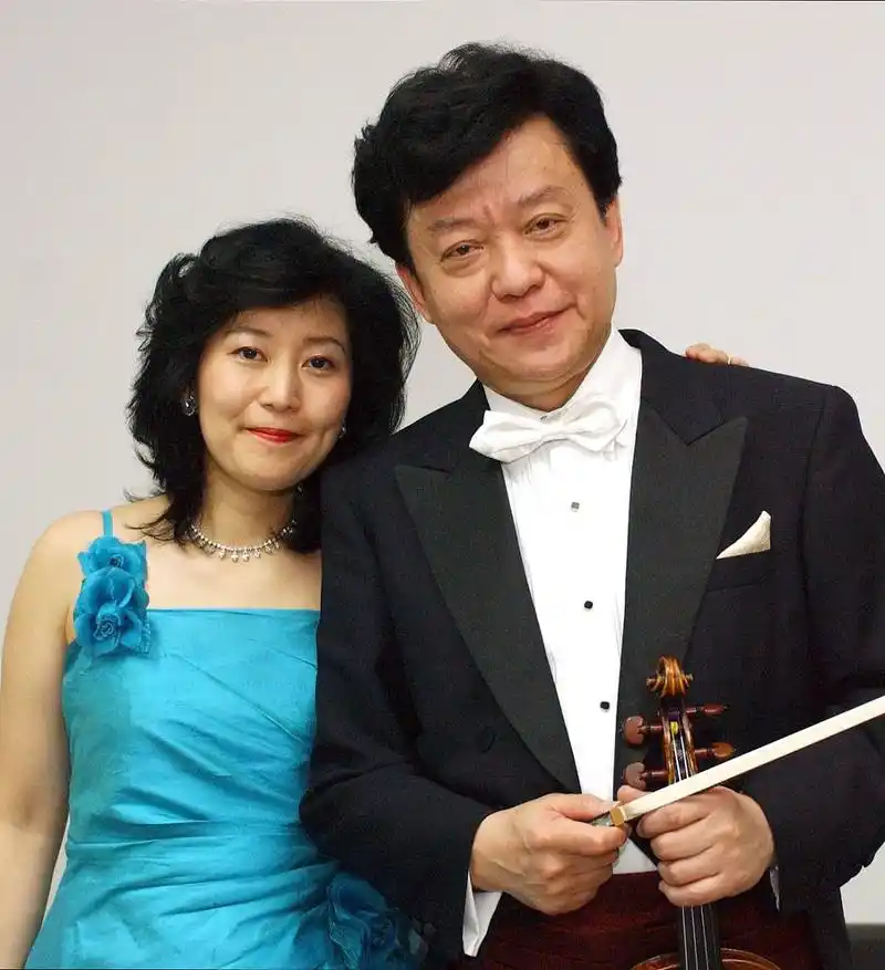 有一次,廖昌永对妻子说:"我老娘70多了,又有糖尿病,我想接过来.