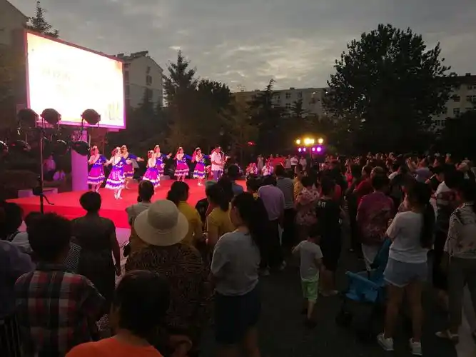 楼山后社区"燃烧激情,建功李沧"主题纳凉晚会