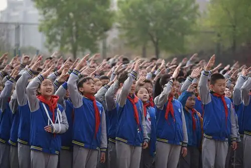 "我读书 我快乐 我成长" ——泉景中学小学部四(8)中队主题升旗仪式