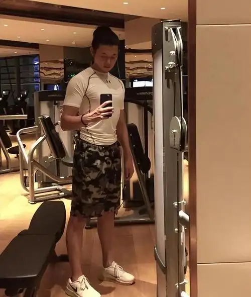 许久未见的霍尊现身了!他剪掉了他的长发,模样大变认不出了!