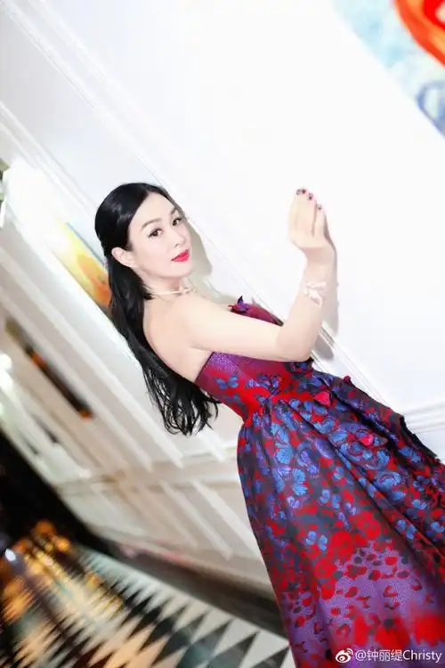 21 17:12:26 1 / 5 新浪娱乐讯 11月21日,钟丽缇晒出一组自己出席活动