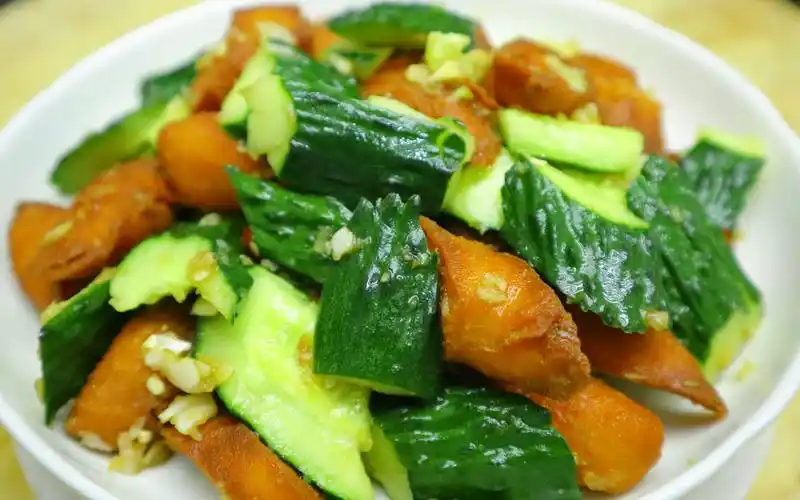 黄瓜油条简直是绝配,简单处理一下,清脆爽口,下酒又下饭!