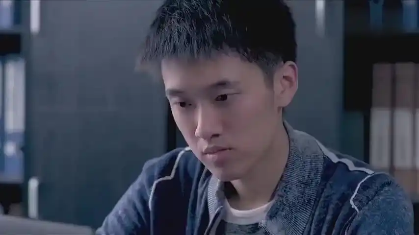 各个击破:歹徒逼人交出枪,一句话不合就动斧头