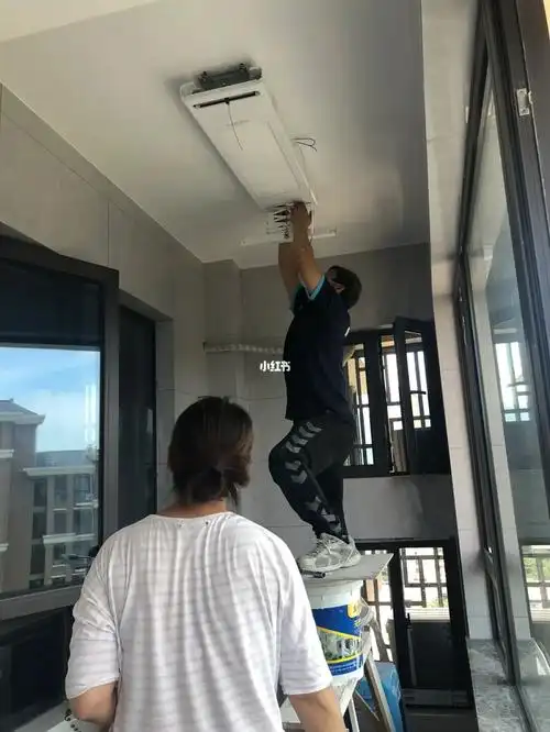 阳台晾衣架安装好了