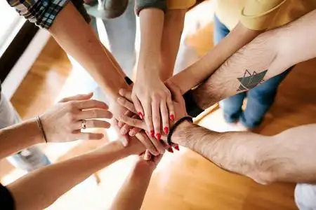 愉悦正式coworking 空间友好气氛中的女性和男性同事庆祝成功的项目