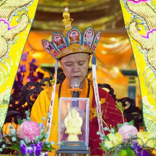 座主在瑜伽坛前诵《香赞》并礼拜,随后领四众弟子唱诵《往生咒》,《变