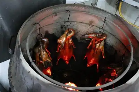 放入烧鹅炉中烤45分钟7.烤好的烧鹅要先晾5分钟8.