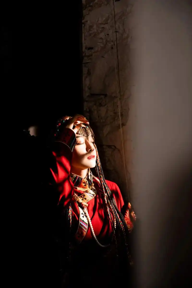 康巴藏族服装穿搭写真拍摄