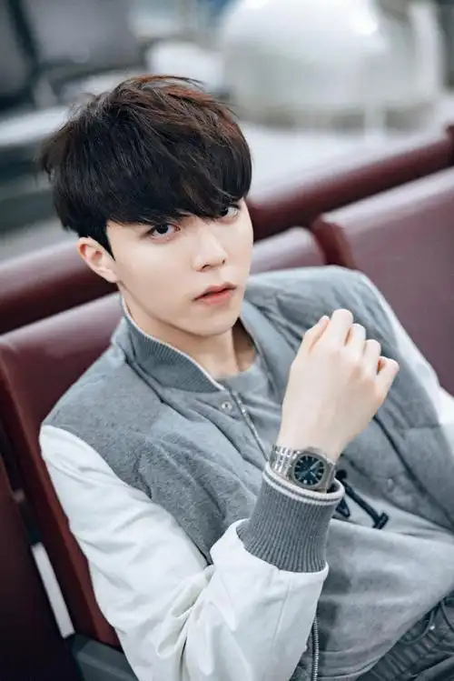 陈立农伦敦时装周出发机场街拍#陈立农超话今日份