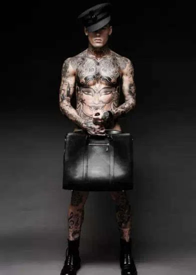james一举成为近几年时装界相当知名的男模特之一,以布满全身的纹身为
