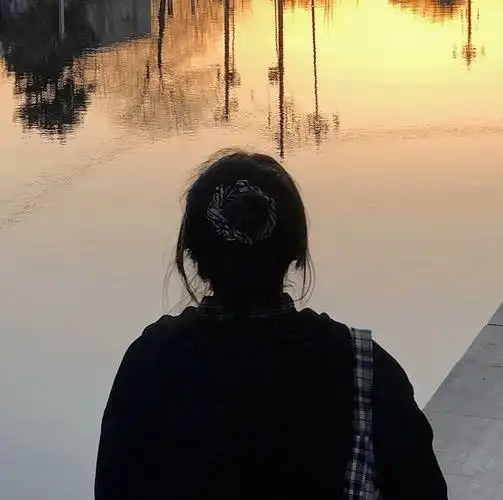 背影女头 | 夕阳下氛围感女生头像_漂亮_网络综合_微信