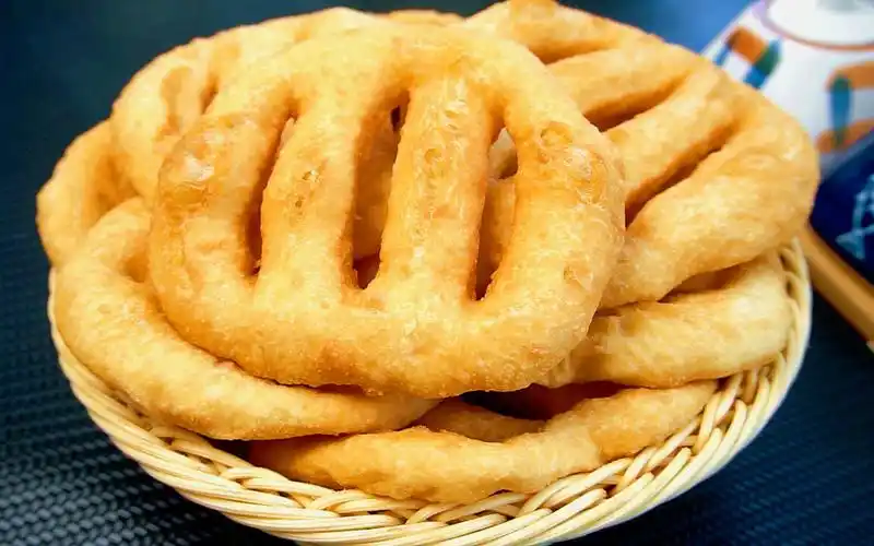 教你快速炸油饼做法,不用提前发面,外酥里软好消化,比油条好吃