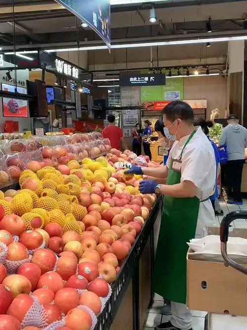 超市里都是买便宜水果的父母啊