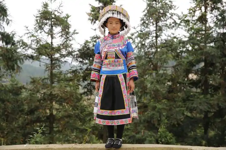 贵州贵阳苗族女子服饰花带百褶裙