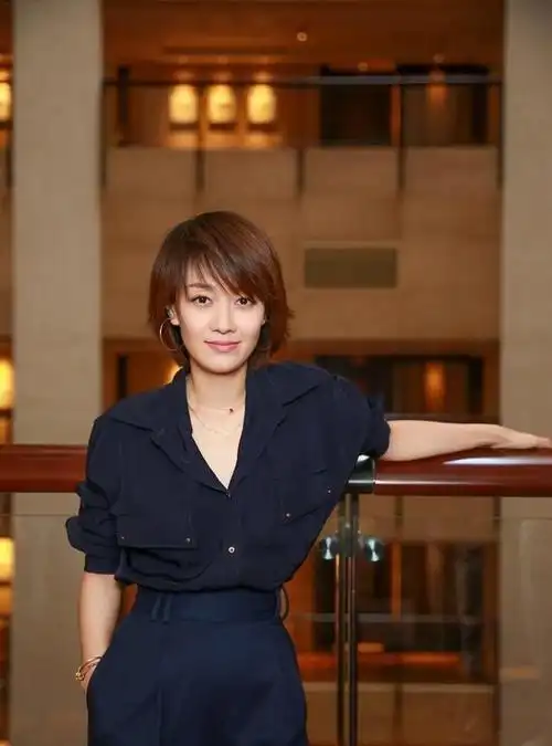 马伊琍又换新发型,剪利落短发太减龄,衬衫搭高腰裤好随性