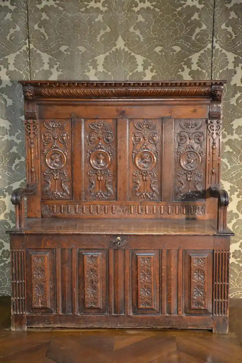 文艺复兴风格,地域性家具(比利时).椅背雕刻有人 - 抖音