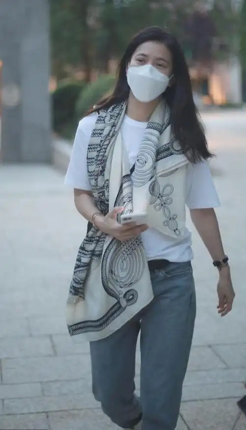 明星姐姐佛系穿搭印花丝巾配白t恤完全不像年过半百的模样