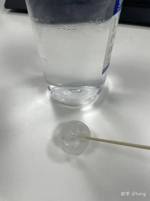 生理盐水沾湿,棉签轻轻擦拭一遍当然是要等等伤口完全愈合之后在清洗