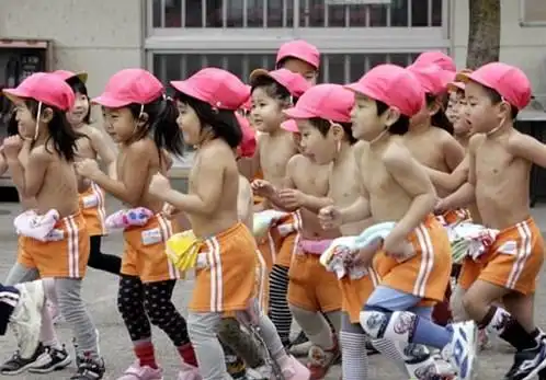 日本幼儿园小朋友寒冬赤膊锻炼