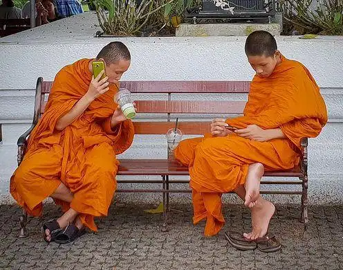 图片记录泰国和尚在寺庙外的真实生活|出家|佛教_网易订阅