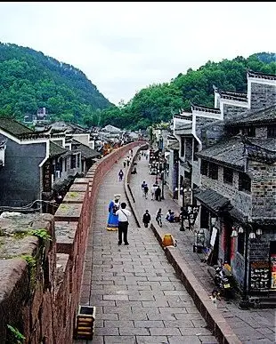 陀江边泛舟,酒吧街喝酒,街头尝小吃,还翻山越岭,到雷公寨去看瀑布