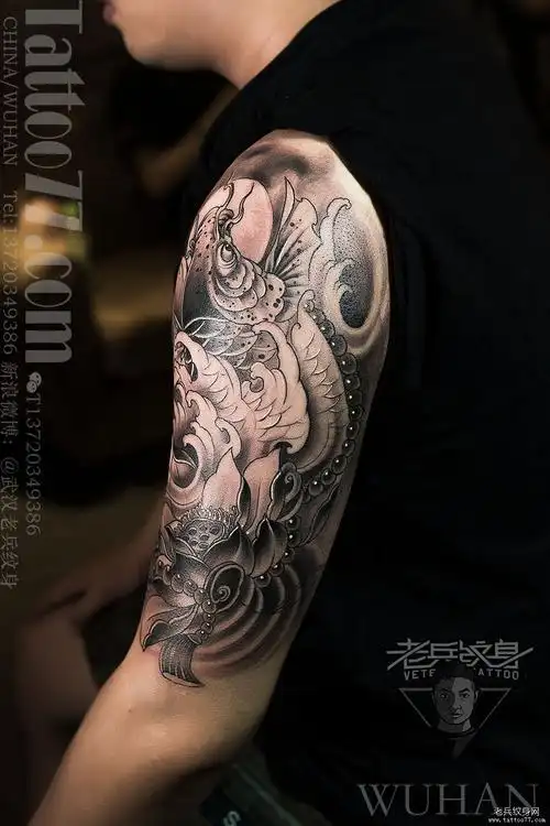 上臂黑灰传统鲤鱼纹身作品