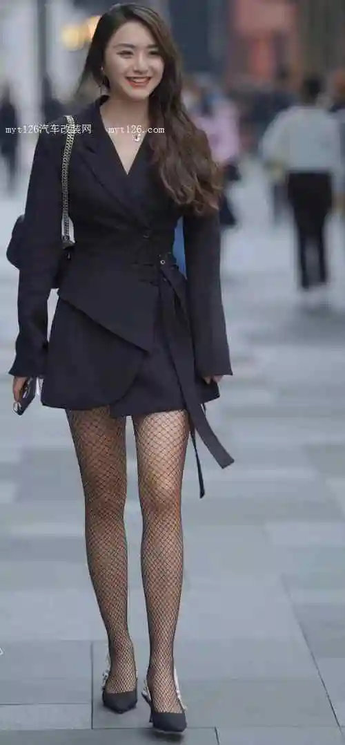 女要俏一身皂风度翩翩姐来到