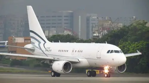 短小精干实拍空客a319公务机台北松山机场起飞