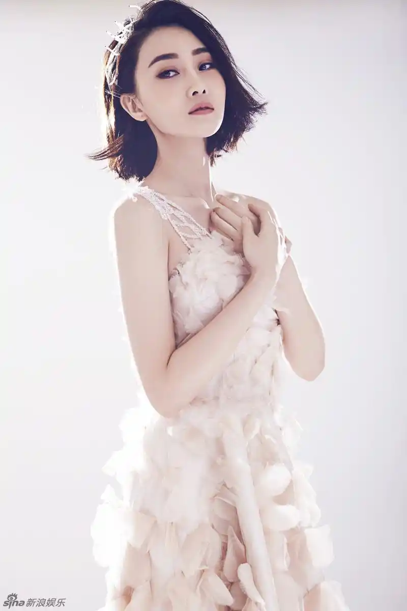 新浪娱乐讯 近日演员林鹏曝光了黑天鹅与白天鹅主题写真.