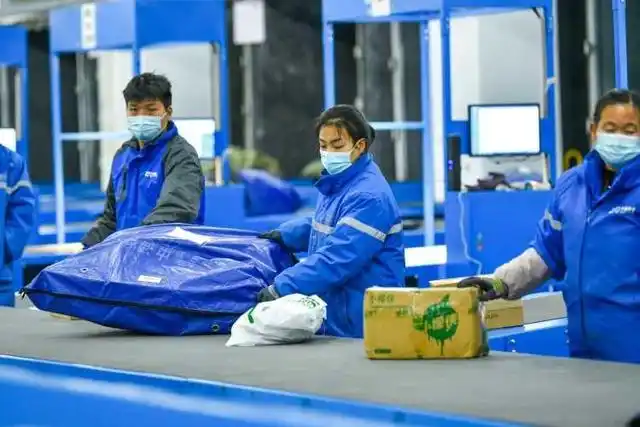 双十一零点刚过快递数量骤增 河南郑州中通分拣中心智能化设备助力