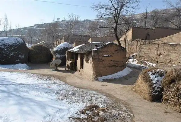 中国最穷村住土房和窑洞 让人心酸