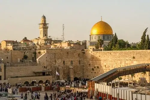 西墙又名哭墙,是耶路撒冷旧城古代犹太国第二圣殿护墙的一段,也是第二