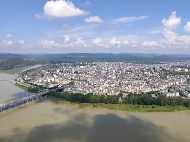 在白塔公园俯瞰阆中全景