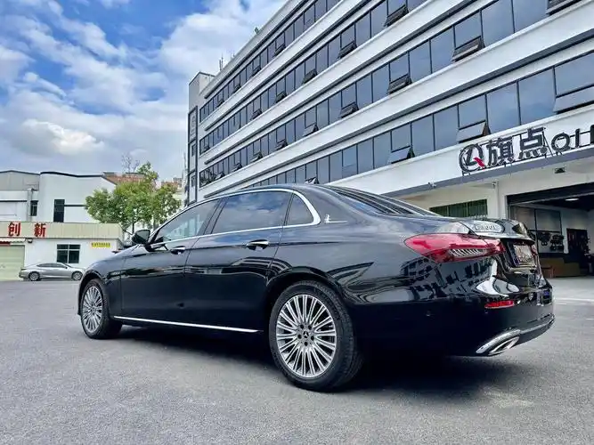 奔驰e300 提车一年 还是扛不住 贴了车衣